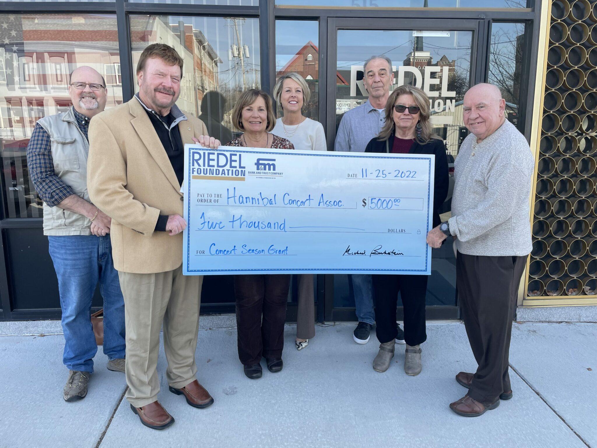 Riedel Foundation Trustee April Baldwin presents a $5,000 check to members of the Hannibal Concert Association. Pictured left to right: Mark Eggleston, Bill Esicar, Joni Halpin, April Baldwin, Clark Todd, Sue Giroux, and Dave Dexheimer.