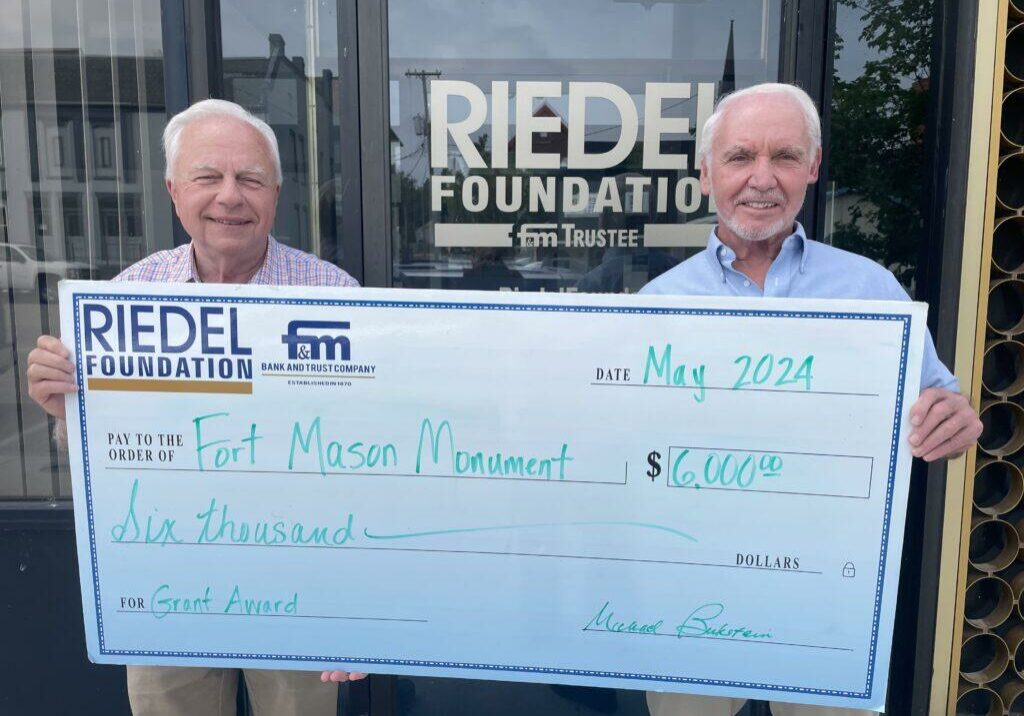 Riedel Foundation Trustee Bill Craigmiles presents a grant award to Bill Dexheimer, organizer of the Ft. Mason Monument.