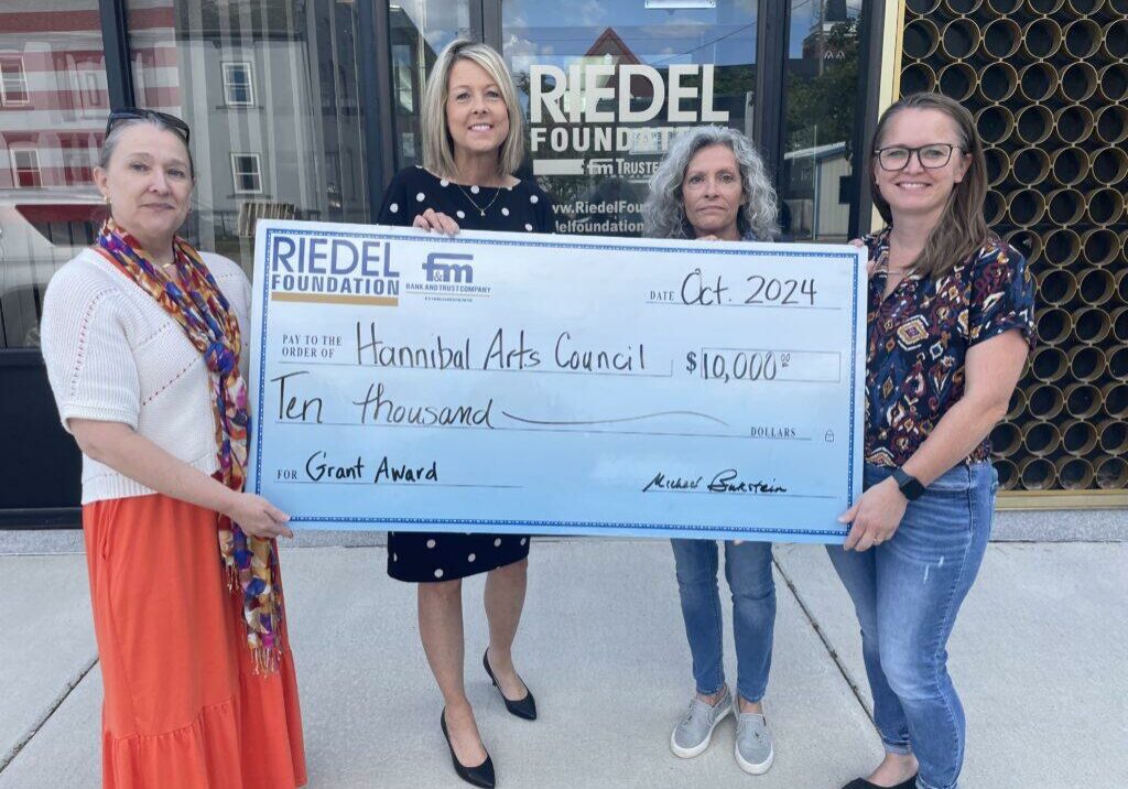 Riedel Foundation Trustee April Baldwin presents a $10,000 grant award for youth
programming to the Hannibal Arts Council. Pictured left to right: HAC Office Administrator Becky Evans,
Riedel Trustee April Baldwin, HAC Program Coordinator Brenda Beck Fisher, and Incoming HAC Program
Coordinator Beth Hinton.