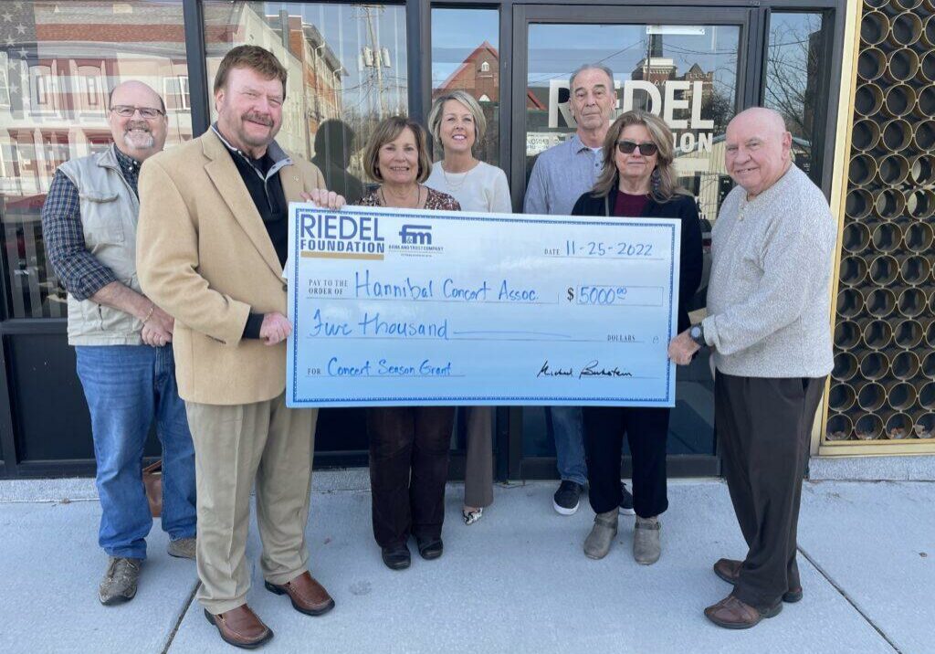 Riedel Foundation Trustee April Baldwin presents a $5,000 check to members of the Hannibal Concert Association. Pictured left to right: Mark Eggleston, Bill Esicar, Joni Halpin, April Baldwin, Clark Todd, Sue Giroux, and Dave Dexheimer.