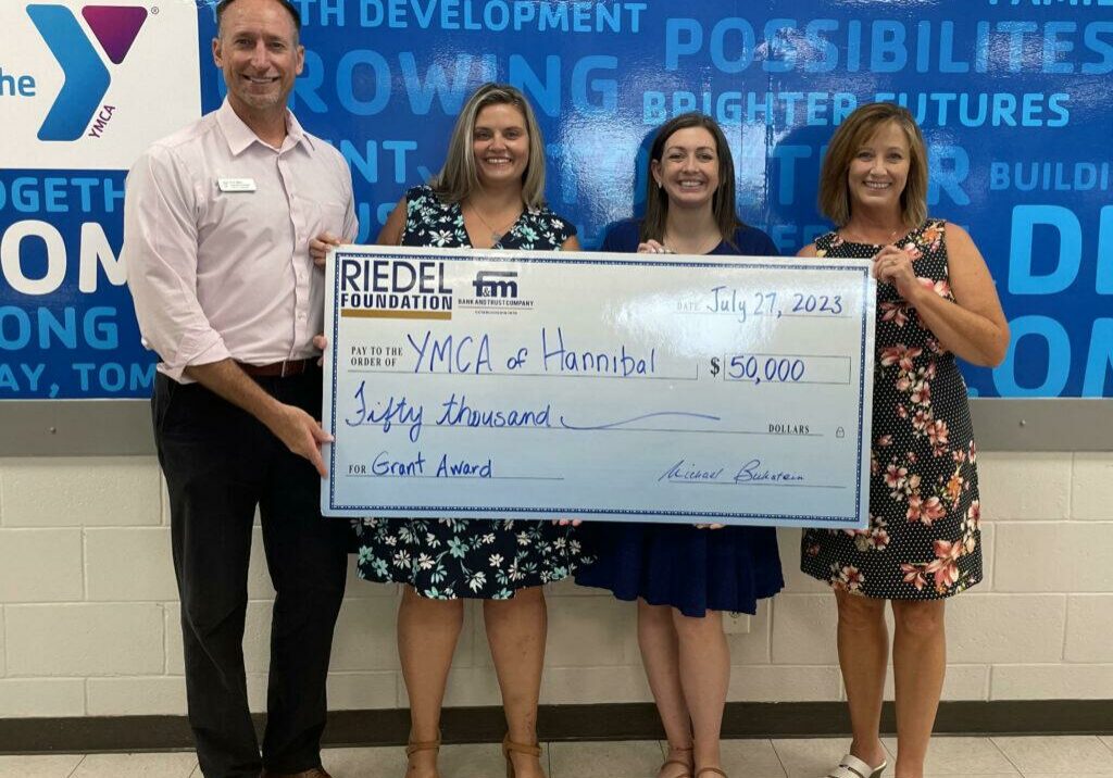 Riedel Foundation Administrator Sarah Deien presents a $50,000 to the YMCA of Hannibal.
Pictured: Eric Abts, YMCA CEO; Courtney Baries, YMCA Board Chairwoman; Crystal Freeman, YMCA Community Engagement Director; Sarah Deien, Riedel Foundation Administrator.